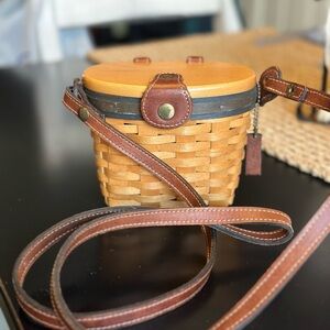 Crossbody basket
